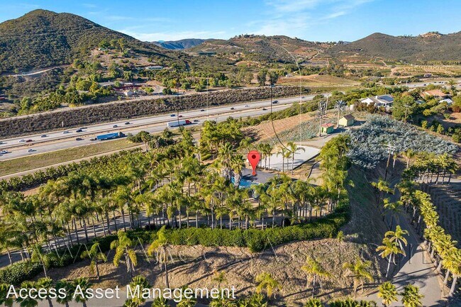 Foto del edificio - 3 br, 2 bath House - 4942 White Lilac Rd.