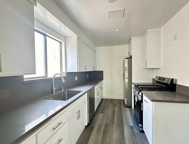 Foto del edificio - 244 N Almont Dr