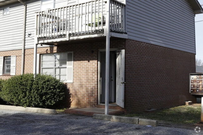 Building Photo - 100 Lily St