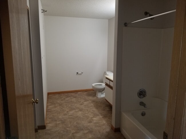 Cuarto de baño principal - Natures Edge Apartments