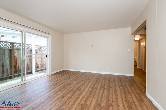 Building Photo - 642 Blythe Ct