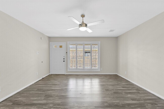 Building Photo - 1311 Antoine Dr