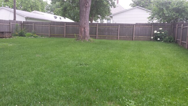 Enorme patio completamente cercado con patio. - 303 W Stanage Ave