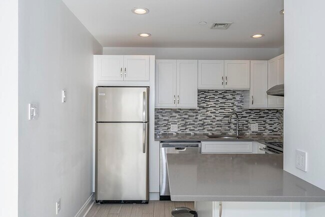 Building Photo - 100 Shearwater Ct E