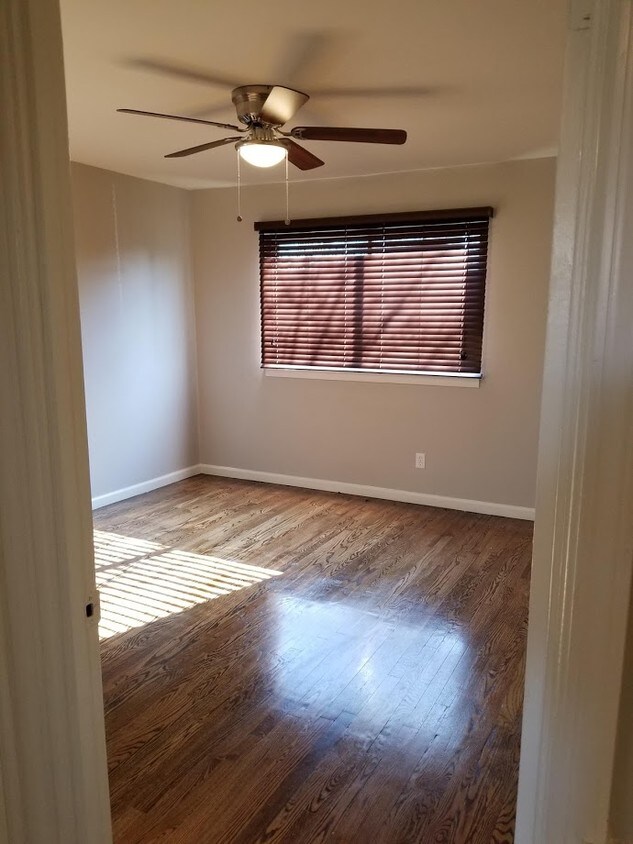 4004 Duck Rd Unit B, Grandview, MO 64030 Room for Rent in Grandview