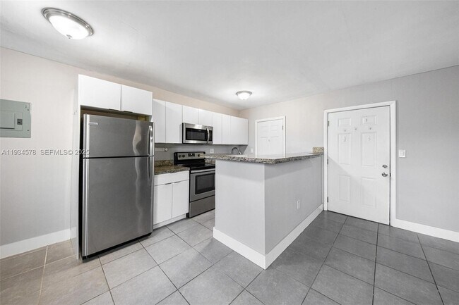 Building Photo - 1960 NE 161st St