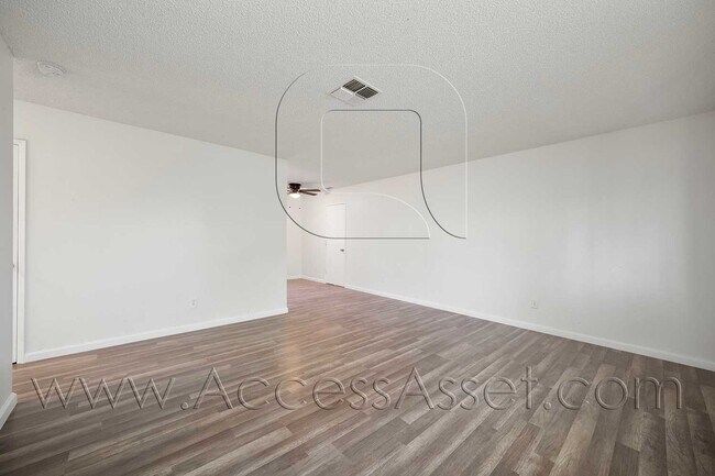 Foto del edificio - Spacious 3 bed/1 bath Corner Home In Hespe...