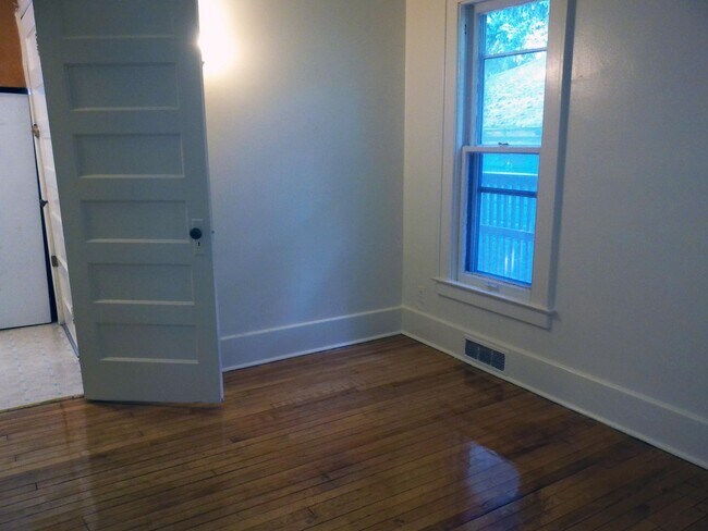 Building Photo - 689 Allen St