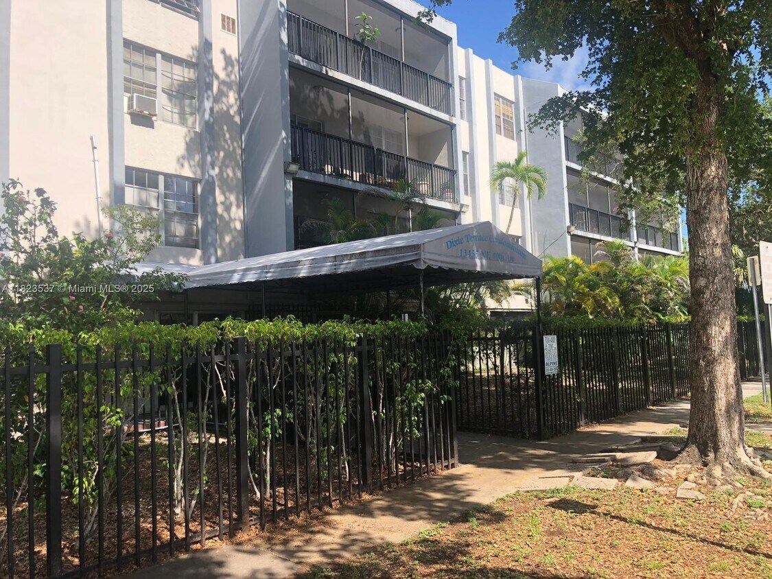 Foto principal - 13455 NE 10th Ave