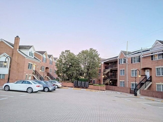 Building Photo - 6924 Fairfax Dr