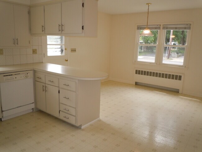Building Photo - 14 Maple Ave
