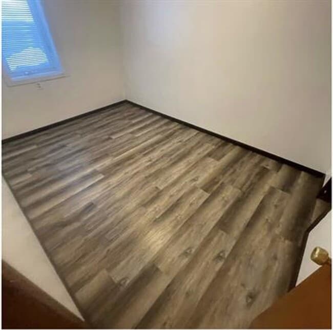 Building Photo - 4 Bed 2 Bath Split Level Home