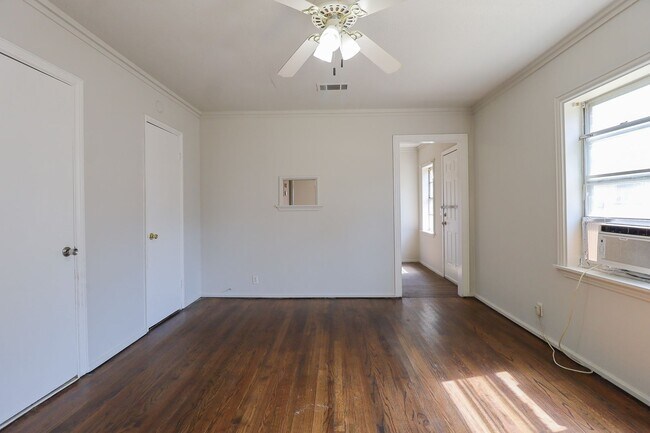 Foto del edificio - 1 Bedroom Duplex Available Immediately!