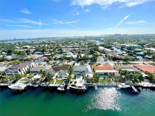 Foto del edificio - 2350 NE 135th St