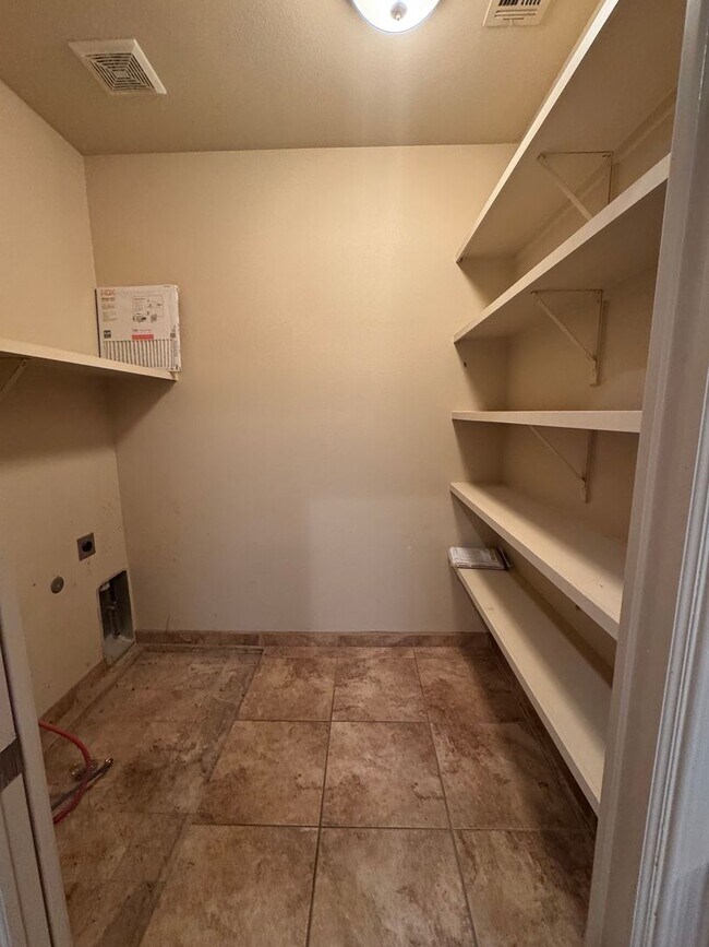 Building Photo - Nice townhome in Gated community