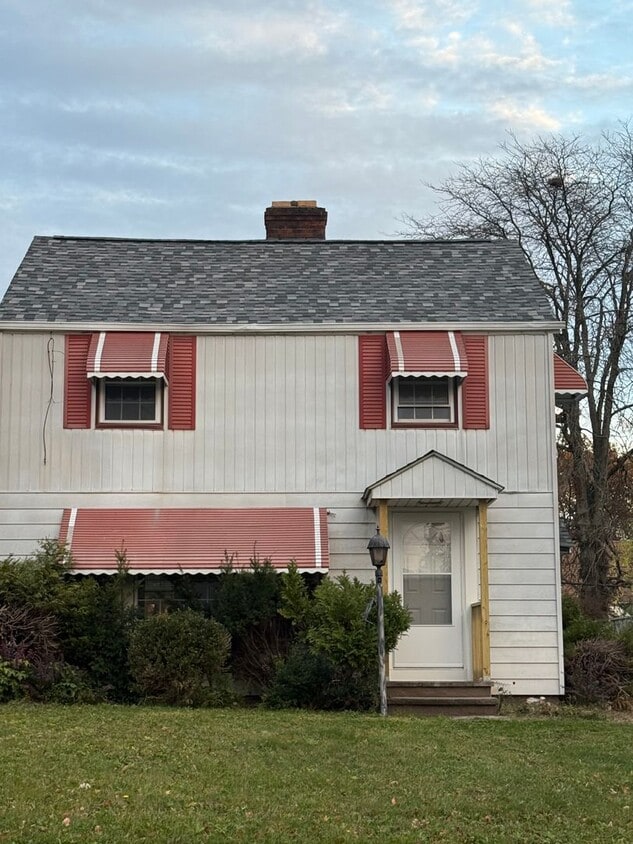 Foto principal - Lee/Harvard 3 Bedroom Single water/sewer i...