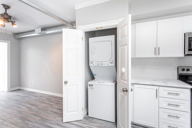 Photo du bâtiment - Spacious and Trendy 2 bedroom Rental