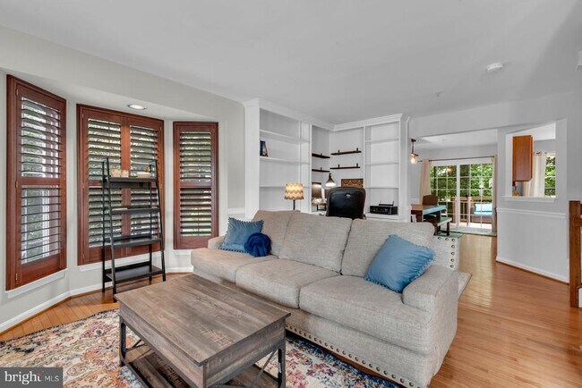 Building Photo - 123 Quiet Waters Pl