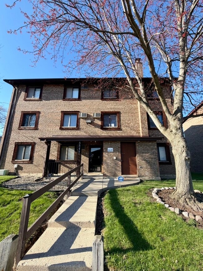 Building Photo - 8549 W 151st St
