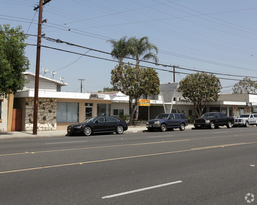 Foto del edificio - 12047-12053 Paramount Blvd