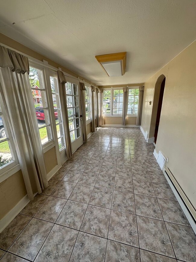 Building Photo - 2 BEDROOMS, 1 BATHROOM, PLUS OFFICE/BONUS ...