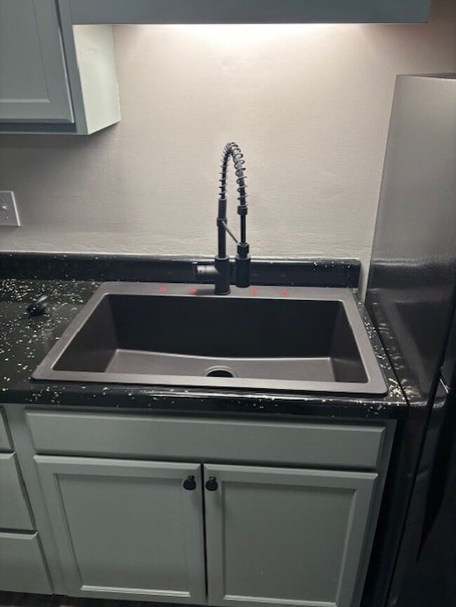 Foto del edificio - 1-Bedroom/1-Bathroo, Approx 650 SqFt, bottom level.