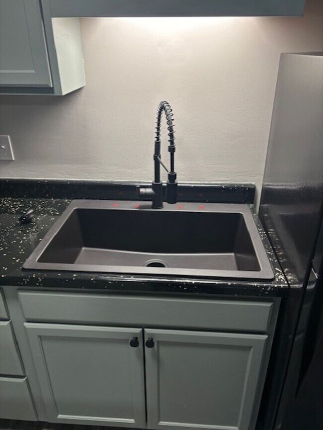 Building Photo - 1-Bedroom/1-Bathroo, Approx 650 SqFt, bottom level.