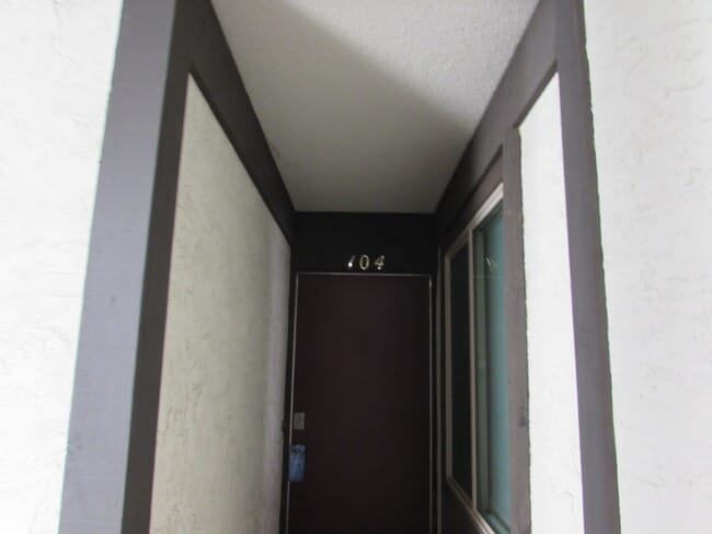 Building Photo - 3150 Lakeside Dr