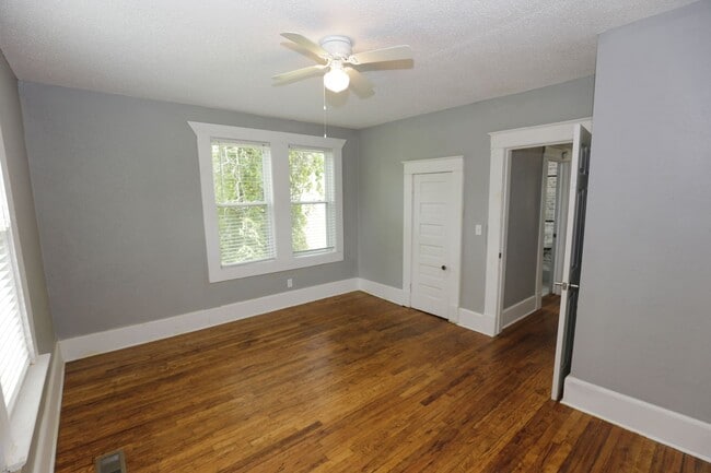 Foto del edificio - Spacious 4-Bedroom Home with Modern Upgrad...