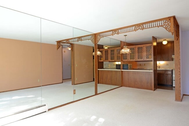 Building Photo - Cozy 1 bed 1 bath condo in Mpls! Shared po...