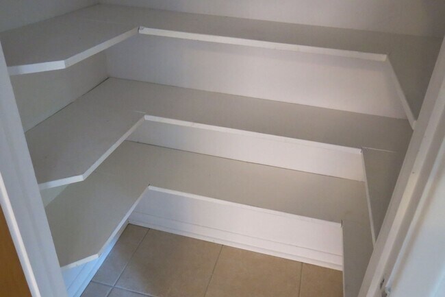 Building Photo - Charming Apartment in Highland Park Neighborhood!