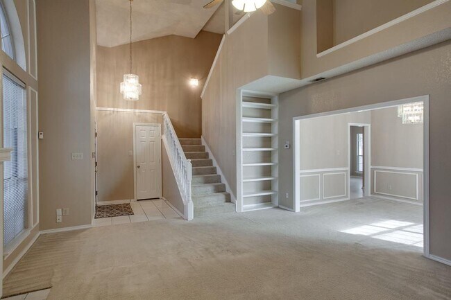 Building Photo - 348 Raintree Dr