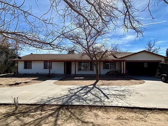 Building Photo - This home features 3 bedroom 2 bath