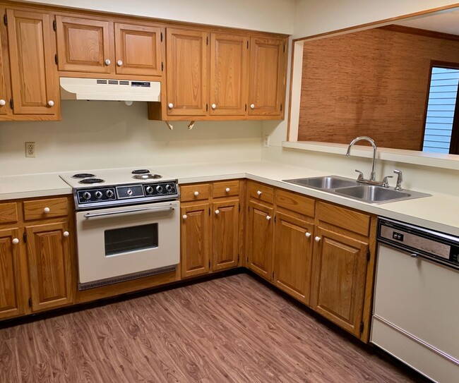 Building Photo - Beautiful and Clean three bedroom flat dow...