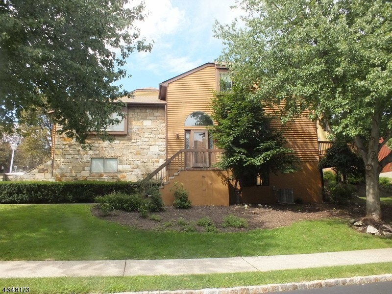 Primary Photo - 32 Hickory Hill Ct