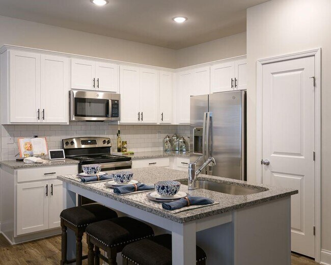 Building Photo - 5900 Woodstock Dr