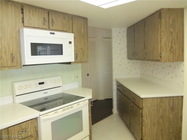 Foto del edificio - 24701 Paradise Rd