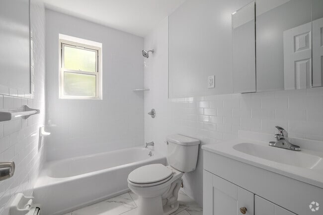 1BR, 1BA - 677SF - Bathroom - Meadowbrook Garden Apartments