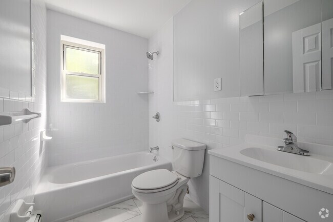 1 habitación, 1 baño - 677 pies cuadrados - Baño - Meadowbrook Gardens