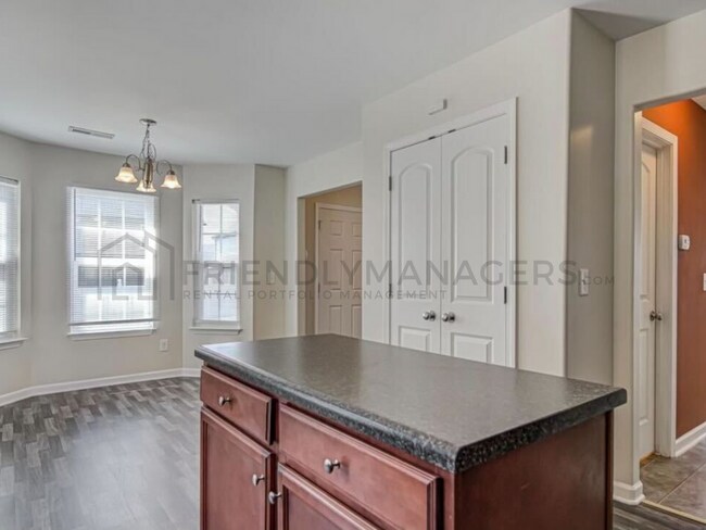 Foto del edificio - Beautiful 3 Bed, 3 Bath Town Home in Green...