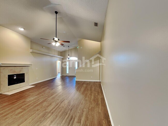 Foto del edificio - 807 Hickory Knolls Dr