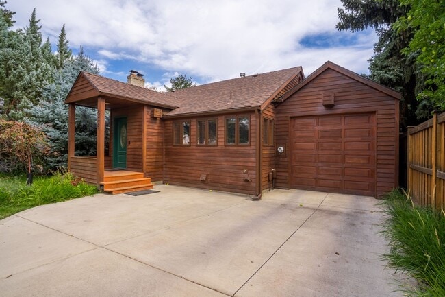 Building Photo - Private river access and stunning views fr...