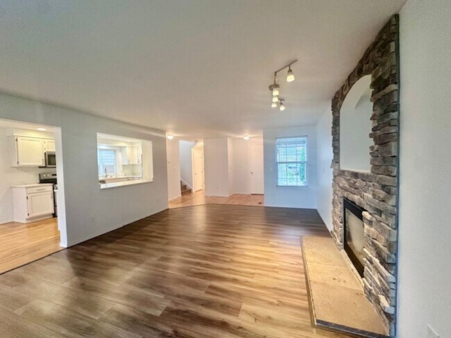 Building Photo - Spacious 4 bedroom - Ready Now