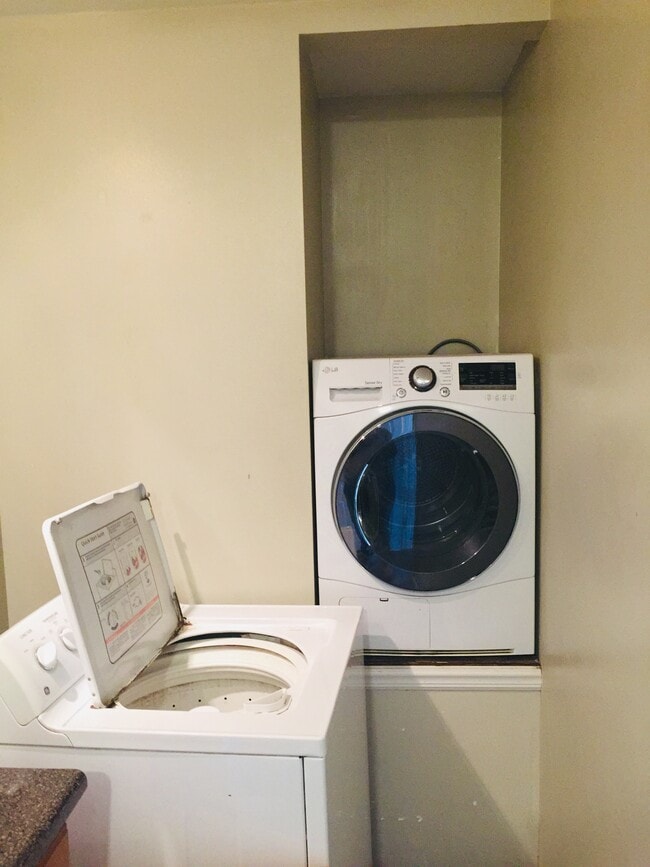 Building Photo - 329 Green Meadow Dr