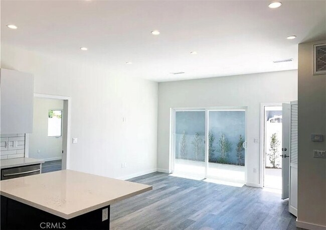 Building Photo - 17217 Kittridge St