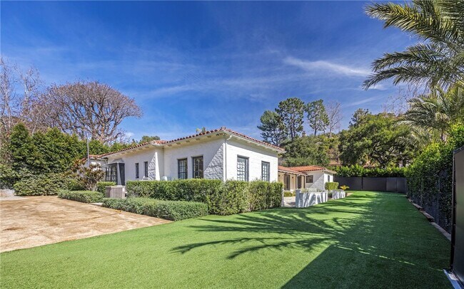 Building Photo - 1720 Coldwater Canyon Dr