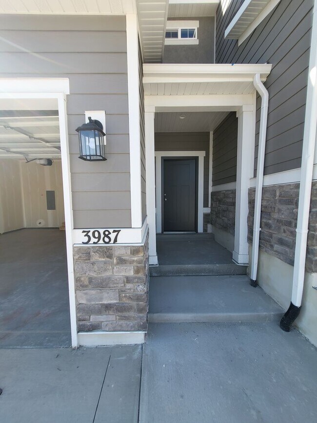 Building Photo - Brand new Townhomes