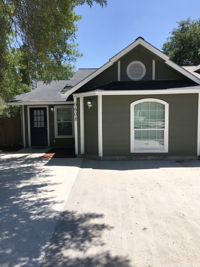 Foto del edificio - 6608 Pebble Spring Dr