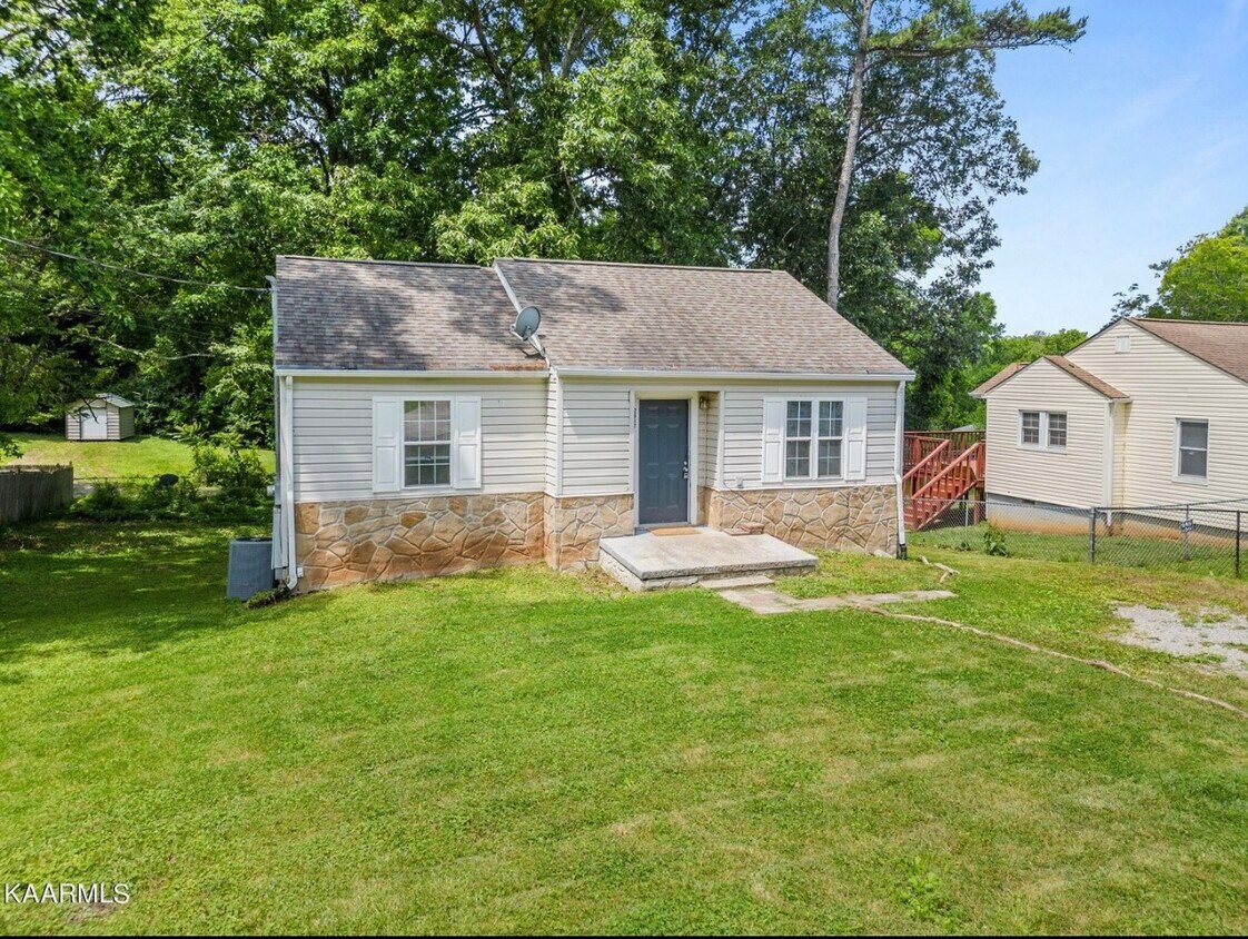 Primary Photo - 2917 Woodmont Rd NE
