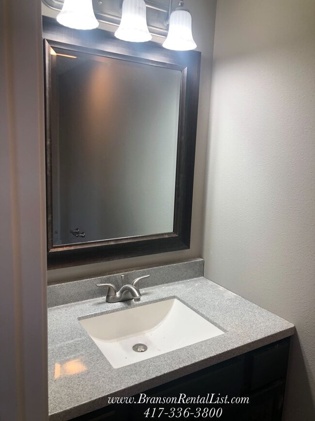 Building Photo - 3BR Townhouse near Holiday Hills